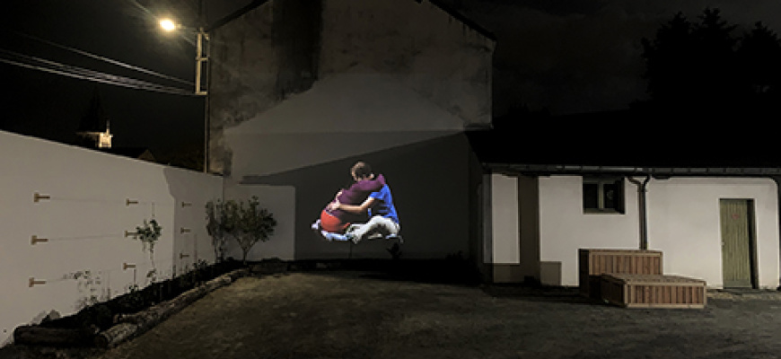 Projection extérieure / Big Big HUG - Réparez les lieux Performance