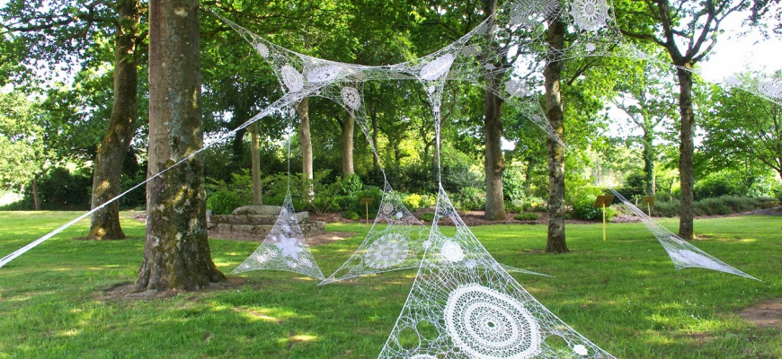 "Dentelles au fil du temps" 2 tisseuses de liens Art contemporain