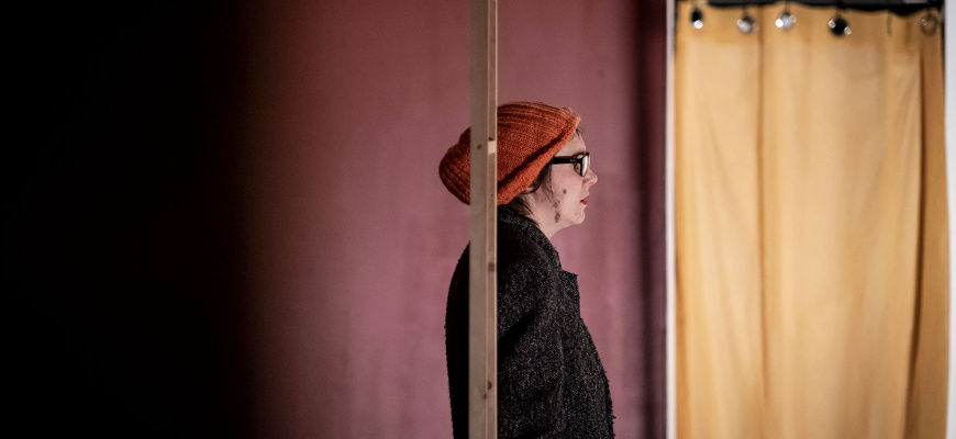 Cri qui s'allonge en chant de la rivière lointain. Ou autre chose. Théâtre