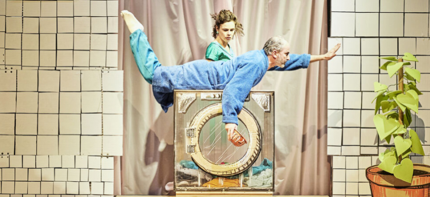 Derrière le hublot se cache parfois du linge Théâtre