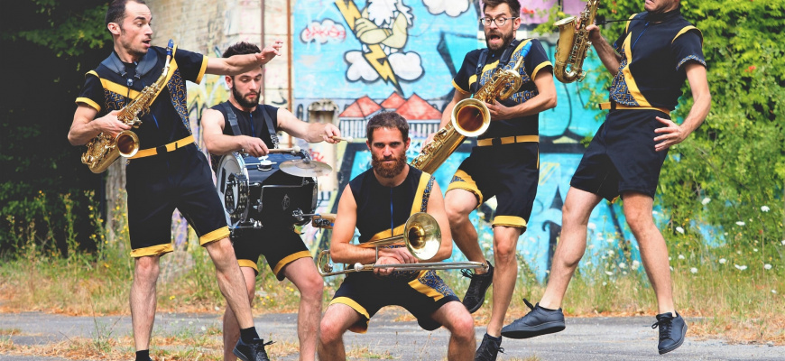 LES CONVIVIALES DU PÉ : Mouv&#039;n&#039;Brass Arts de la rue