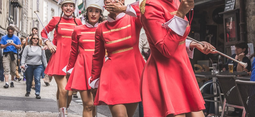 Les Mijorettes : le retour de bâton, cie Sbam Arts de la rue