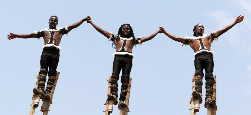Afuma les echassiers du Togo - La Déferlante Arts de la rue