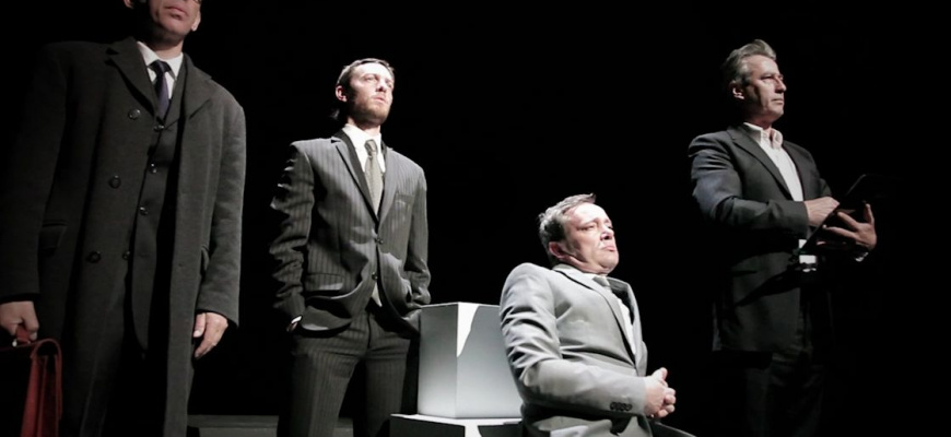 Debout dans la brume Théâtre