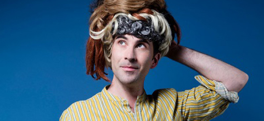 Thomas joue ses perruques
