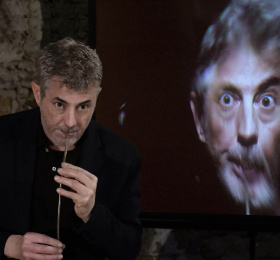 Derrière la porte - Pierrick Sorin